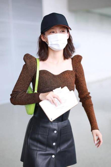 设计|李沁真时髦！一身暗色穿搭看着成熟却不显老，“腋下包”真有品位