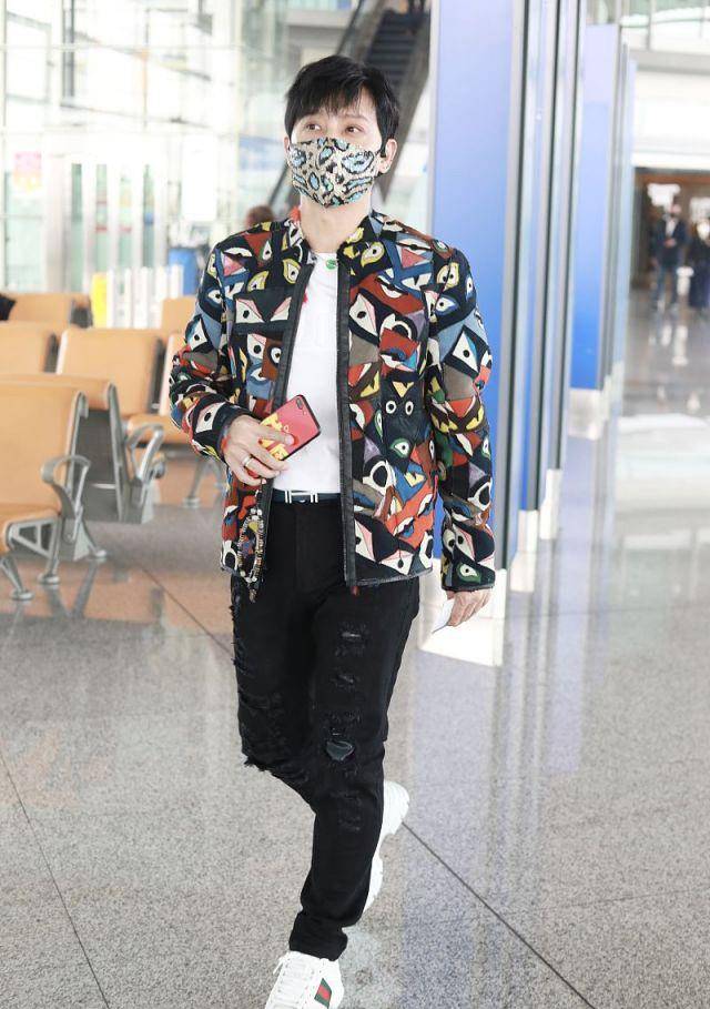 设计|陈志朋瘦了太显嫩！印花夹克配白T恤清爽减龄，中年男人都该学学