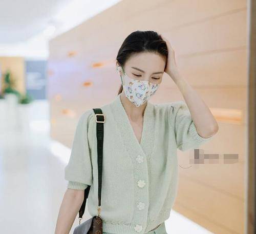 身材|金晨早秋穿搭真亮眼，针织配短裤清新显身材，可惜鞋子不太搭