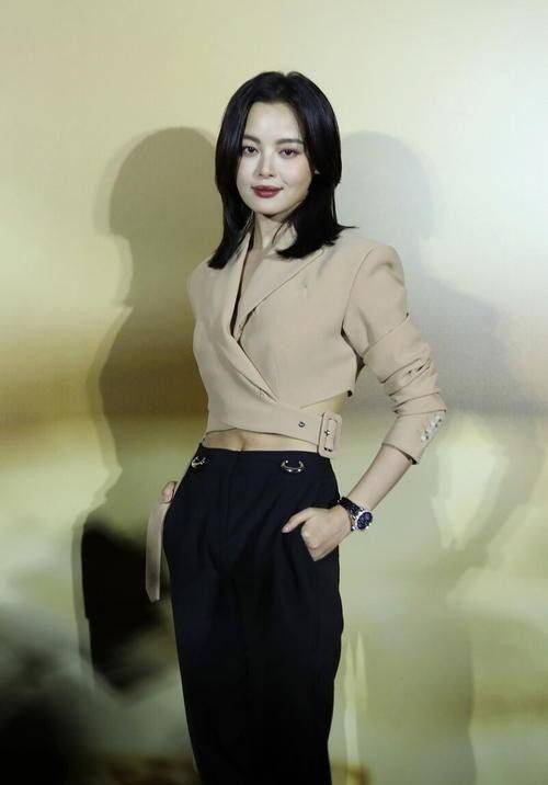 一身|辛芷蕾虽然不是传统的美女，但气场可真强，穿一身黑太帅气了