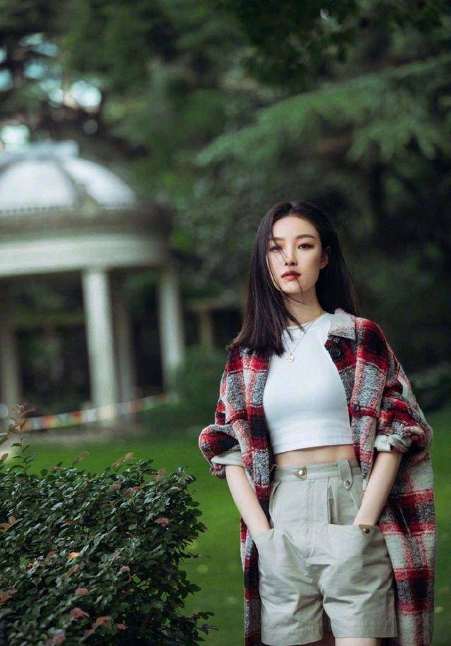 女生|倪妮在气质这块没输过，长款格纹外套配露脐装时髦精致，利落大气