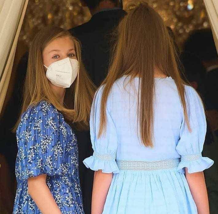 全家|西班牙全家齐亮相，索妹清新蓝裙走少女风，身高优势“秒杀”莱后