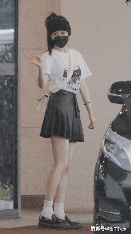 黑色|杨幂又穿“JK裙”现身机场！扎高马尾搭发带哪里像35岁的人？