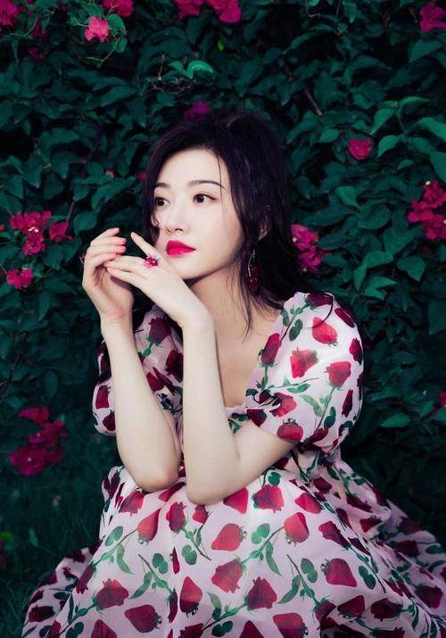 样式|景甜不穿旗袍也惊艳，穿碎花裙打扮复古明艳，不愧是人间富贵花