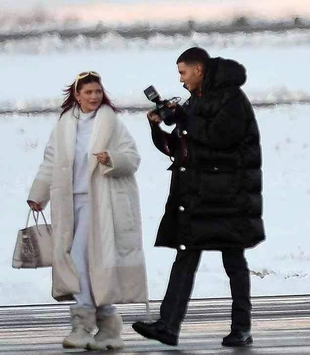 雪地|金小妹太豪横！拎百万元铂金包出门滑雪，肯豆雪地露腰真不怕冷