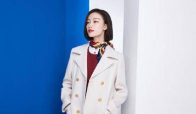 风衣|倪妮一头短发干练知性,穿贵价风衣配丝巾亮相春晚,惊艳网友