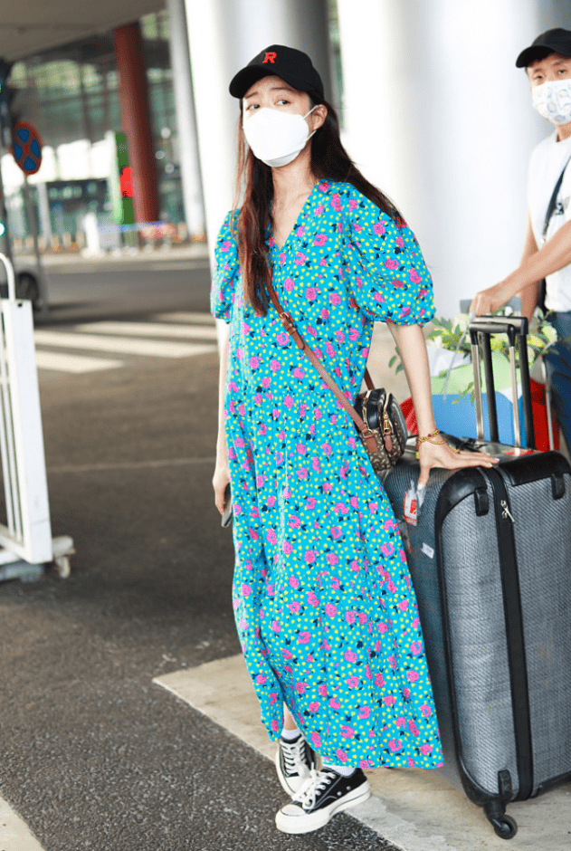 都能|张静初这裙子看着挺有年代感，花色略显土气，但她穿还挺可爱的