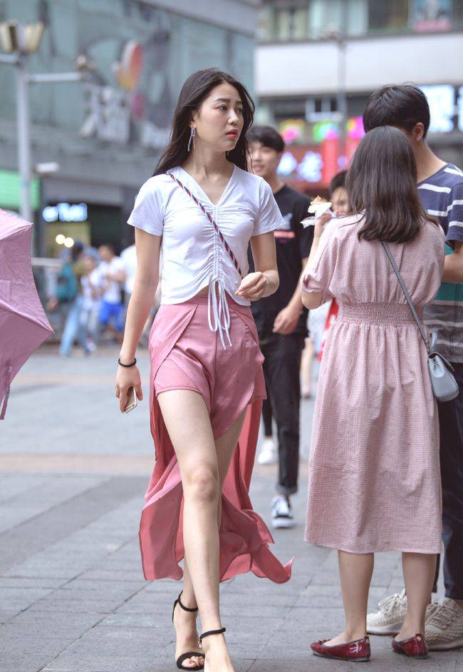 个性|苗条女生的“开衩裙”，既显身材又有个性，宛如“出水芙蓉”！