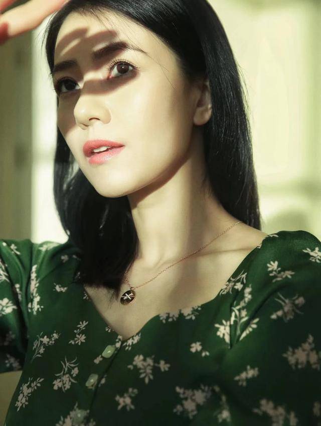 显得|真正层次高的女人，都脱下了裤装，快跟着高圆圆穿裙装