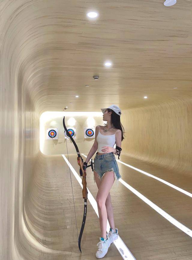 te|吊带背心上衣简洁又干练且又充满女人味