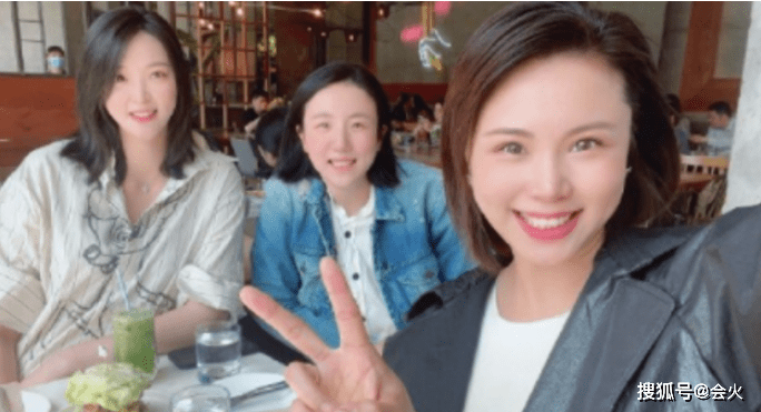 身材|奥运冠军惠若琪罕秀恩爱！穿低领裙身材丰腴，老公胡子拉碴矮一截