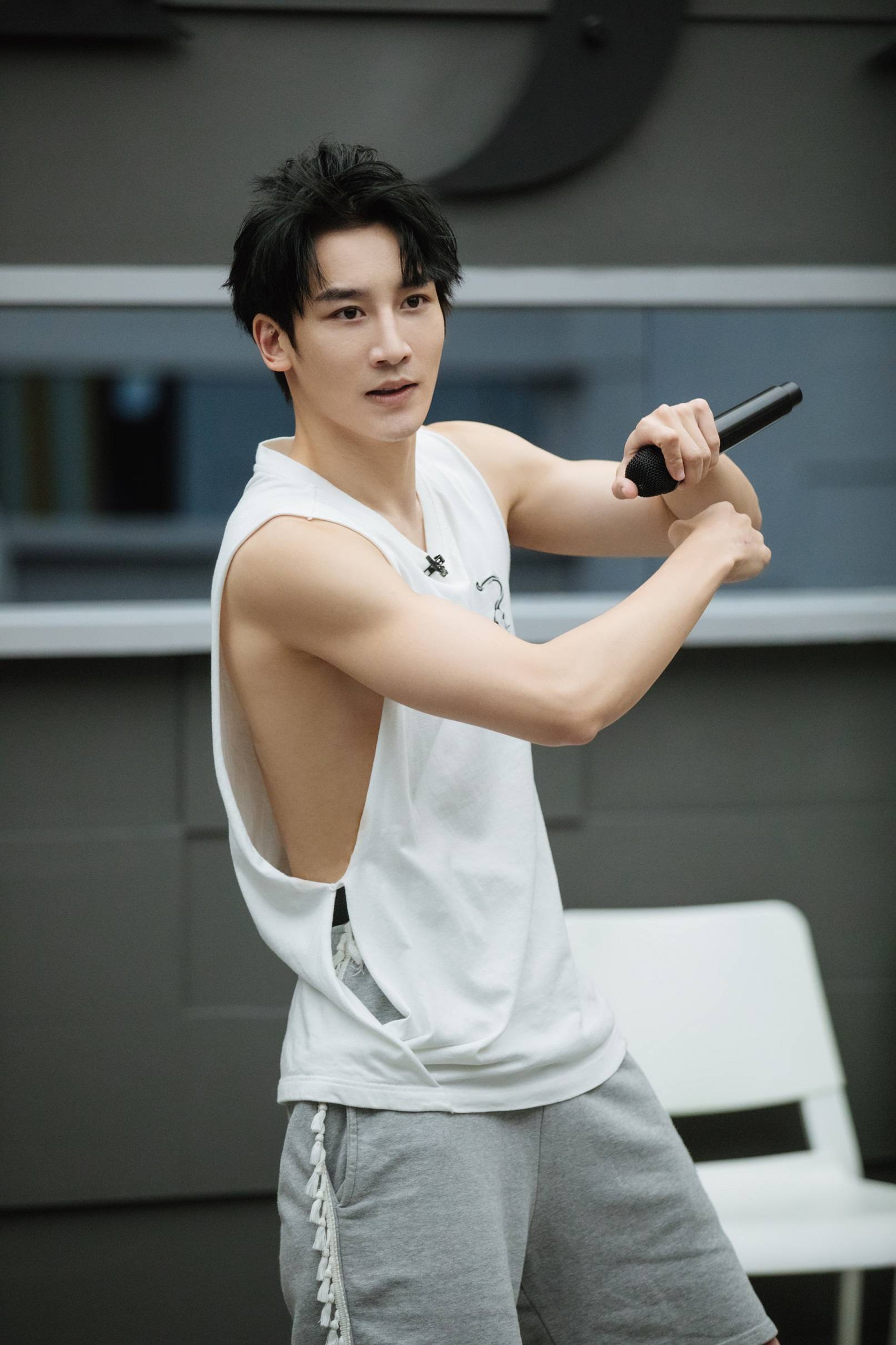 麦亨利披荆斩棘的哥哥第二期热播部落幕后训练欢乐不断