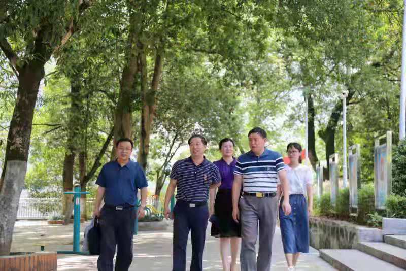 洞口县教育局领导到洞口职业中专调研