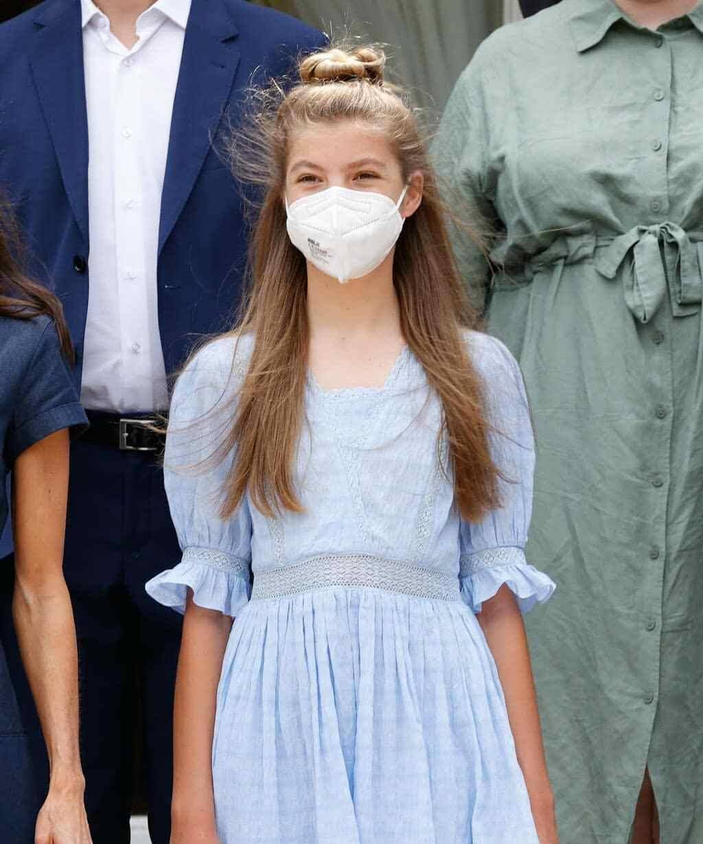 全家|西班牙全家齐亮相，索妹清新蓝裙走少女风，身高优势“秒杀”莱后