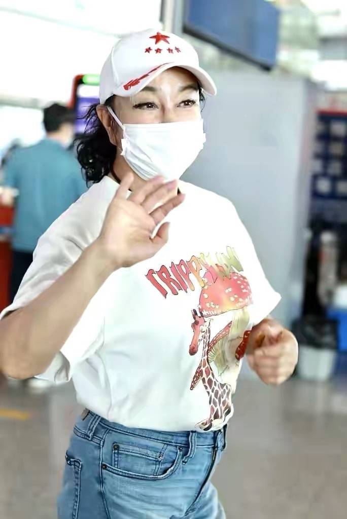 感觉|刘晓庆终于肯服老，不再掩饰脸上皱纹，72岁样子很真实但不自然！