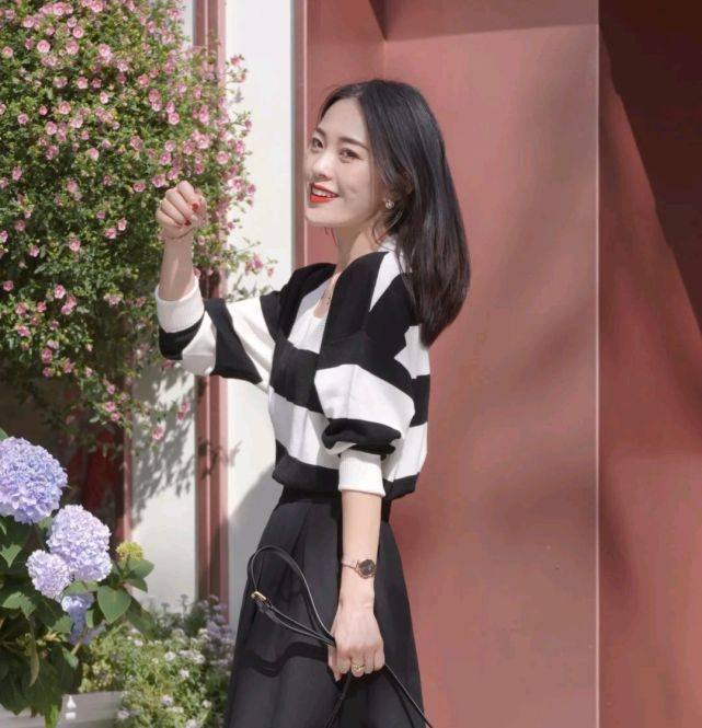 女生|秋季穿搭可以选择休闲款,简单基础的服装款式,也能诠释女性的美