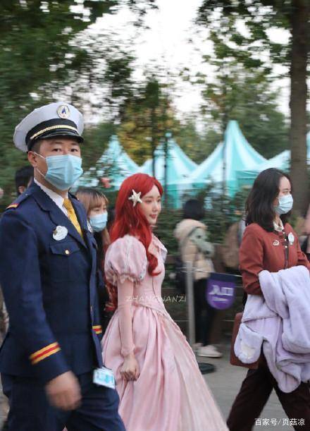 父亲|32岁毛晓彤美成公主回家，扮红皇后却造型扑街，命途多舛终爆红
