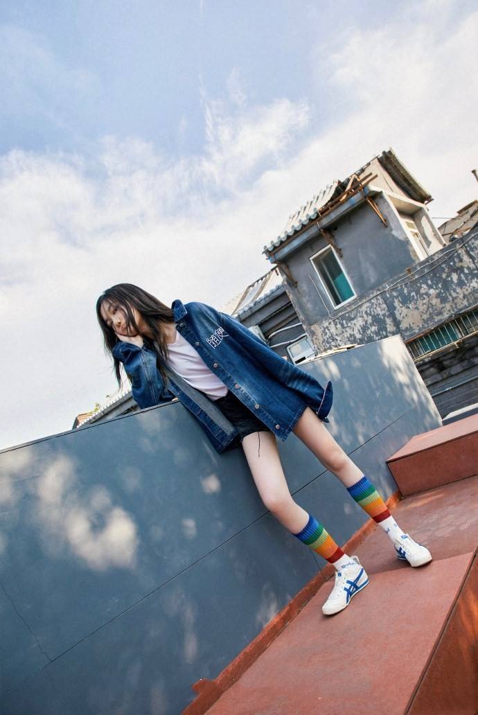 服装|李嫣终于敢露正脸，和闺蜜聚会打扮甜美居C位，越瞅越像妈妈王菲