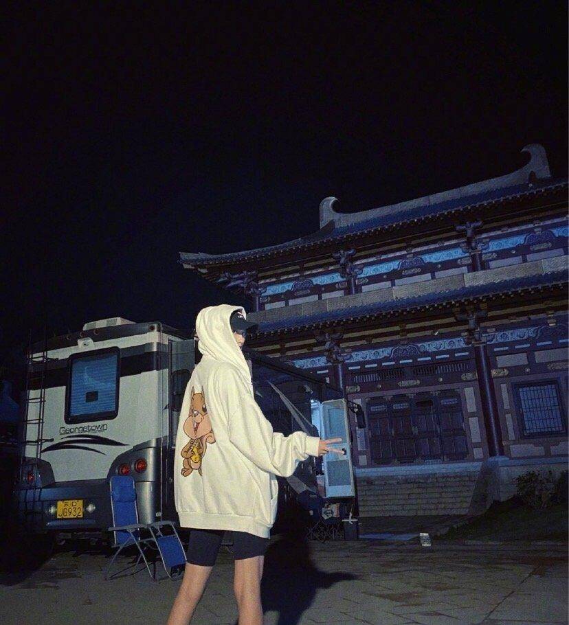 锁骨|关晓彤也迷上淡黄的长裙!修长小腿+美丽锁骨,好一幅夏日美景!