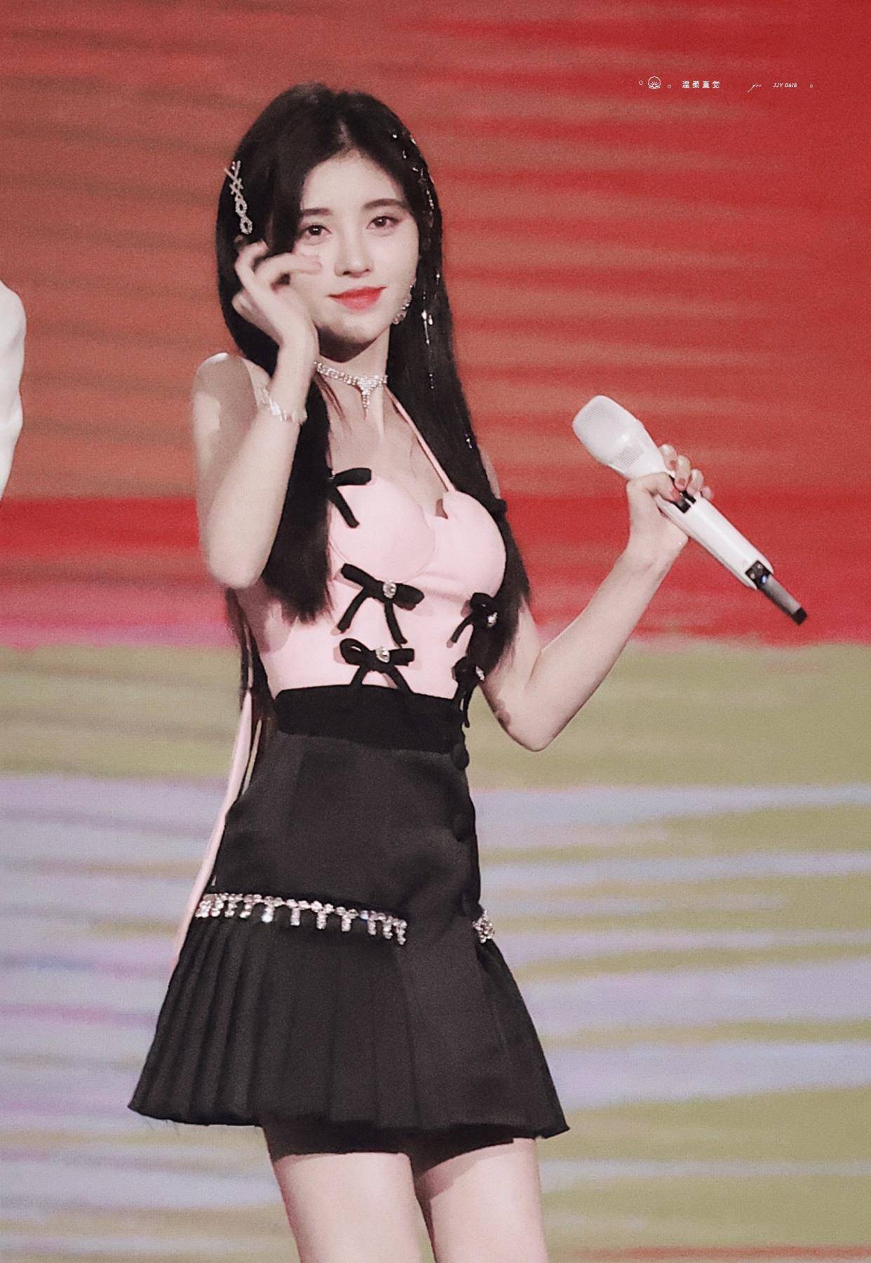 原创鞠婧祎为何要在钢圈上系蝴蝶结?本以为会很丑,谁料糖度超标了!