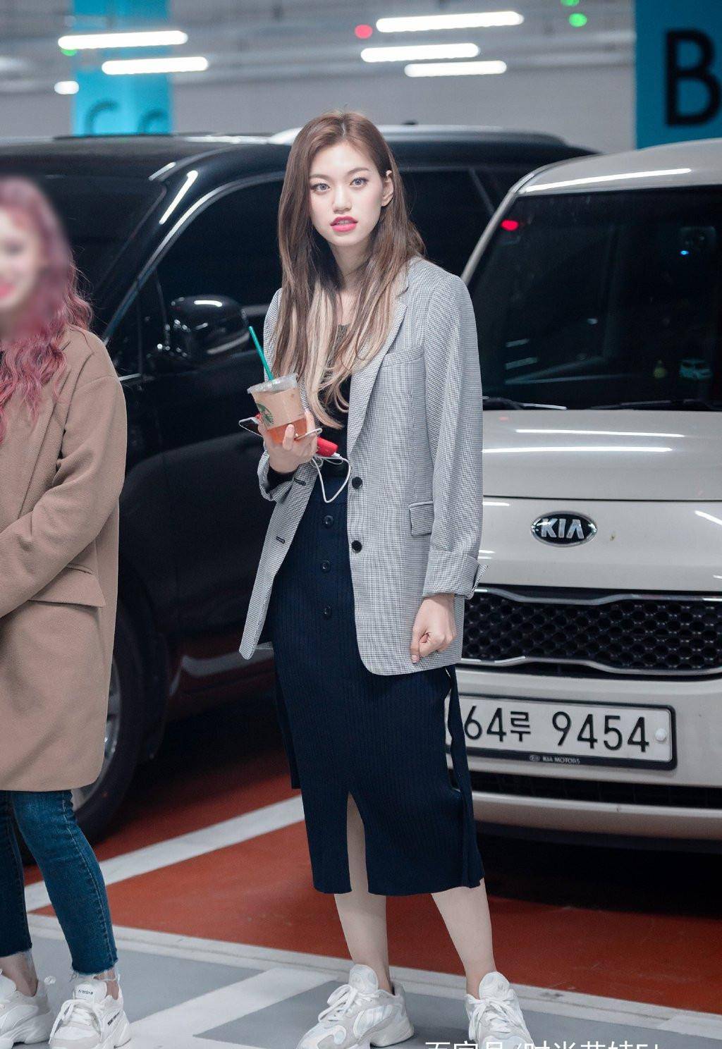 短裙|金度延的私服可真不是吹的，随性造型都充满减龄少女范，被撂倒了