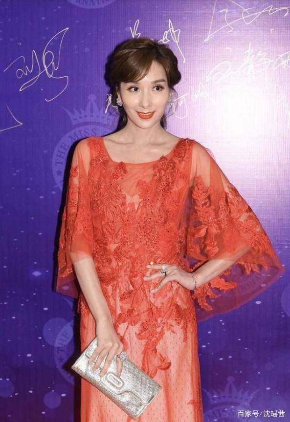 设计|46岁杨恭如穿红色薄纱裙亮相，单身也过得很潇洒，这气质状态超好