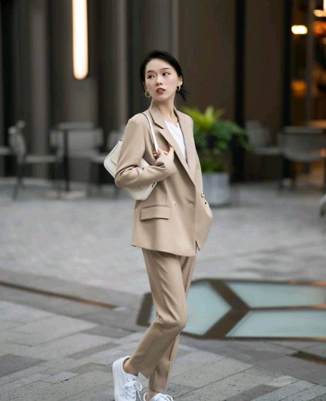 服装|西装穿搭虽然很简约，但风格要自己掌控，穿出更多可能