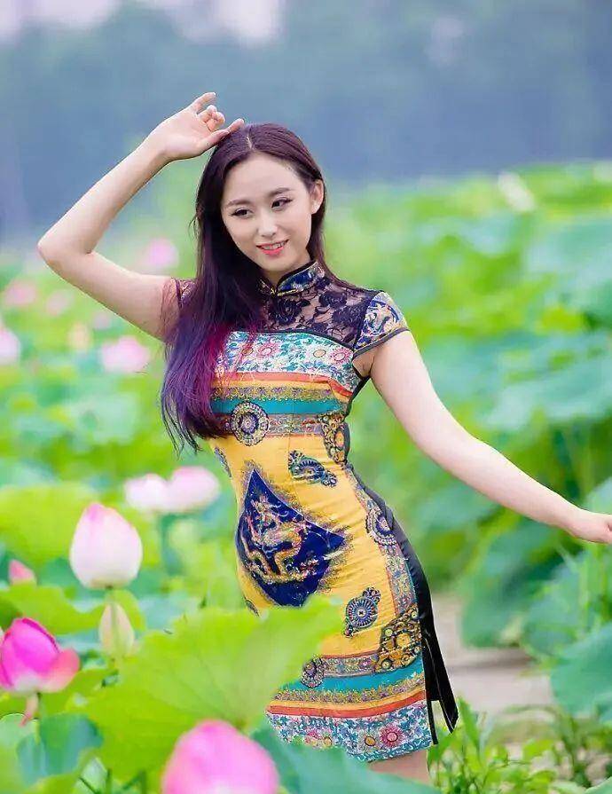 荷塘|模特在荷塘里拍人像,穿什么颜色的服装出镜好看?给你3个建议