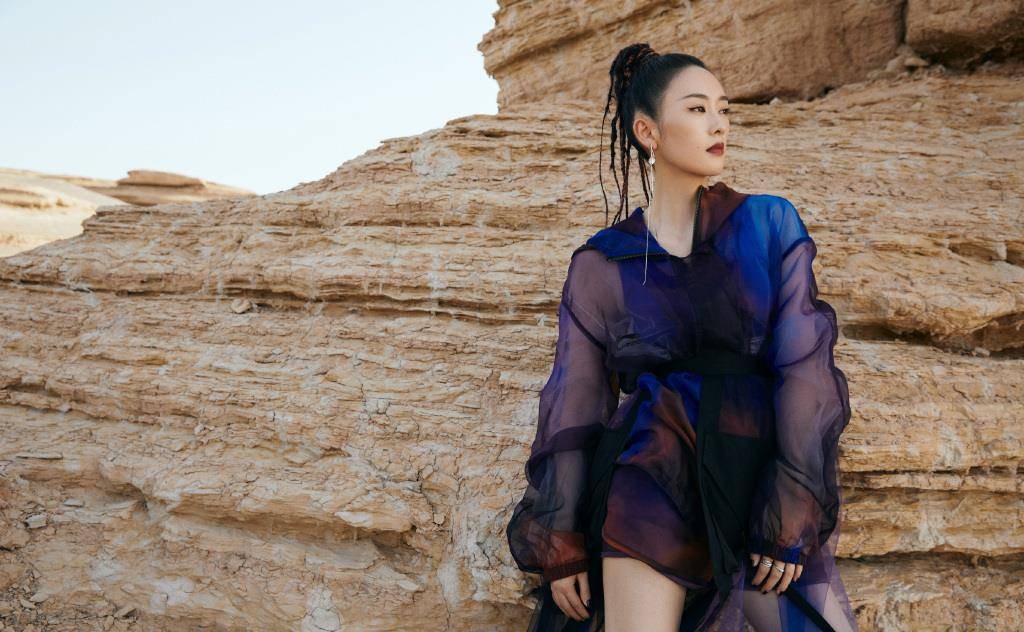 身材|童瑶罕见派对照真时髦,穿时尚衫搭秀脐装,扎高马尾比模特还招摇