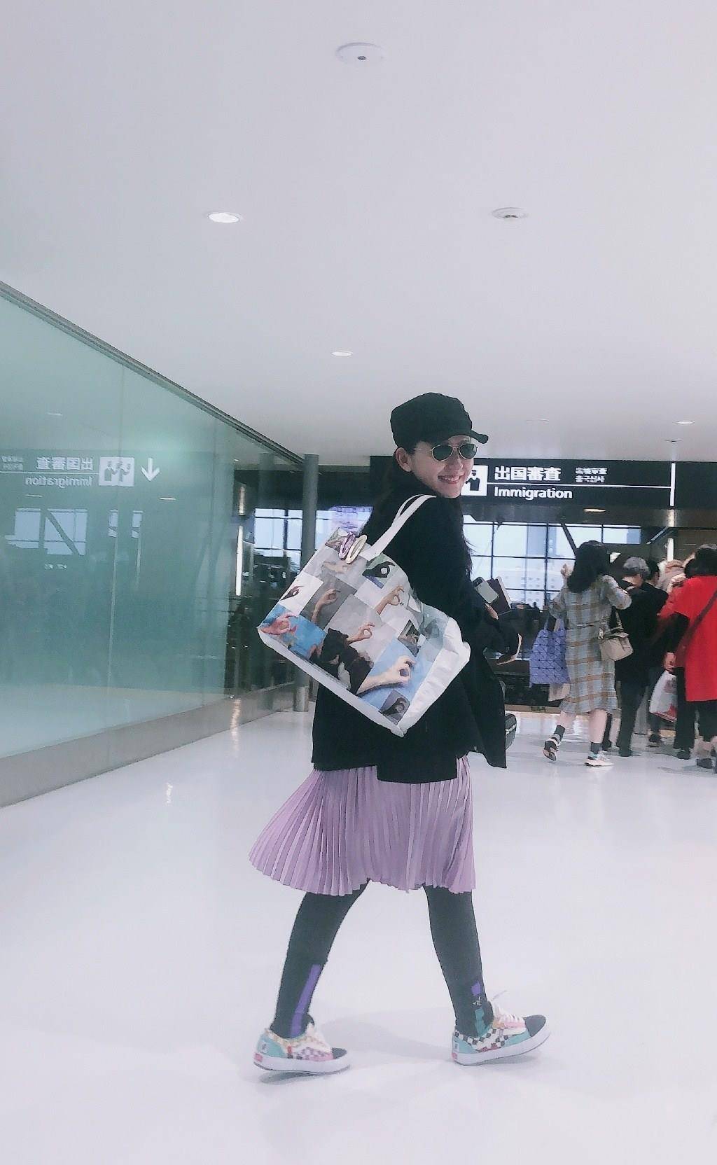 马尾|热依扎美到央视了，穿2000校园外套成台上焦点，扎马尾少女感爆棚