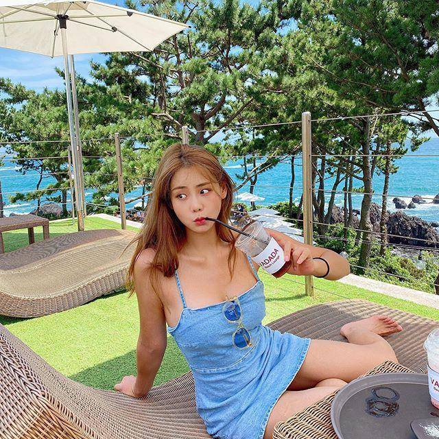 身材|海边度假的妙龄小姐姐，搭配牛仔连衣裙，性感十足