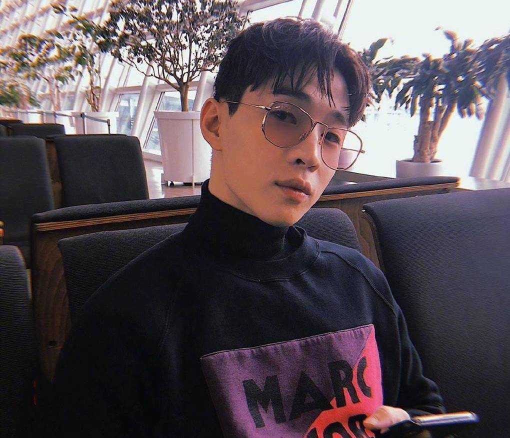 黑色|刘宪华走机场“秀富”了，4千T恤配4千九分裤，看到腰包我沉默了