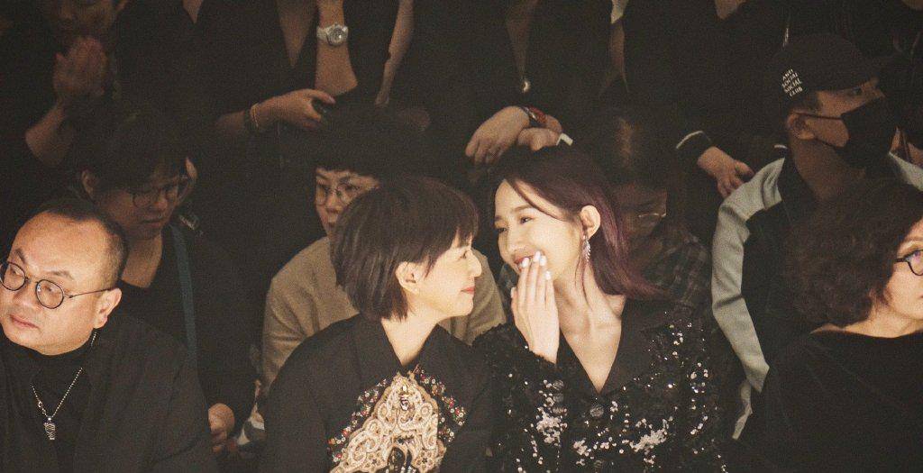 身材|32岁张嘉倪与21岁孟美岐同框炫富比少女感，一个穿2万，一个穿1万