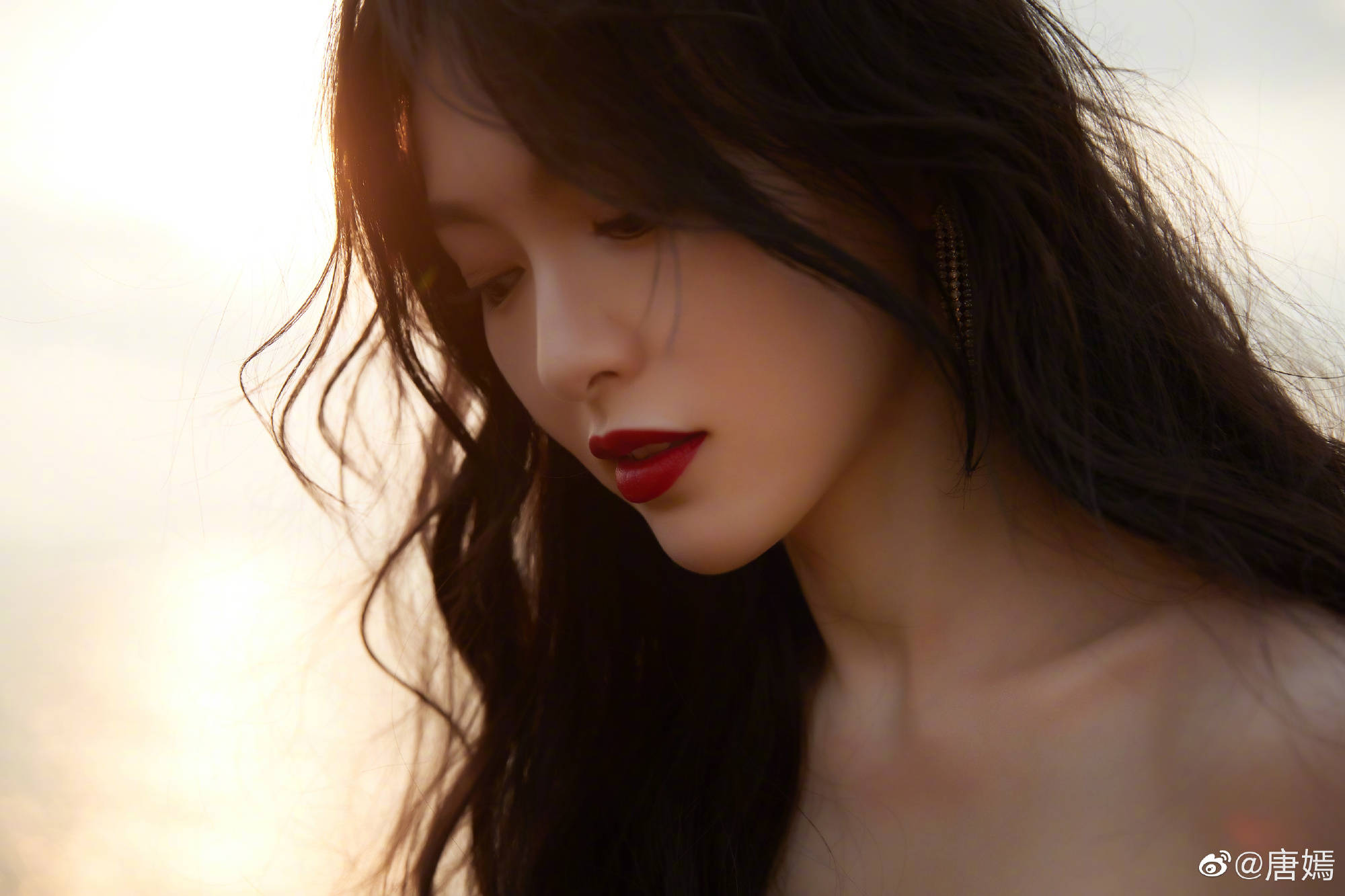 自拍|女明星拍照的两种状态,摆拍妆容精致还精修,自拍素颜且直男角度