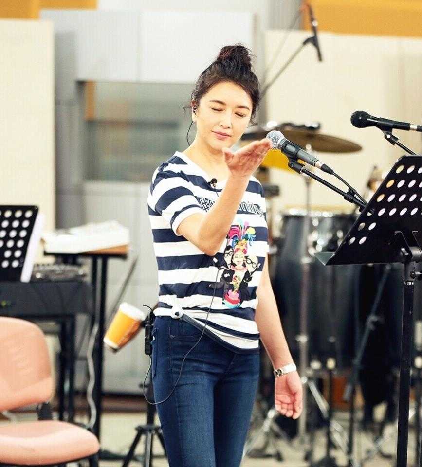 黑色|江珊瘦出了“瓜子脸”，穿条纹T恤配丸子头，年轻10岁不止