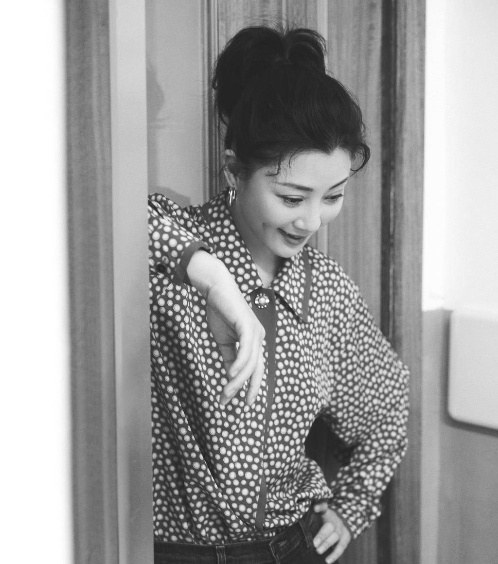 美得|殷桃的颜值真百变,复古造型美得像画中人,摩登又清纯