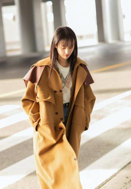 身材|28岁郑爽太瘦，3万风衣走机场168cm穿出178cm，“小鸟腿”太抢镜