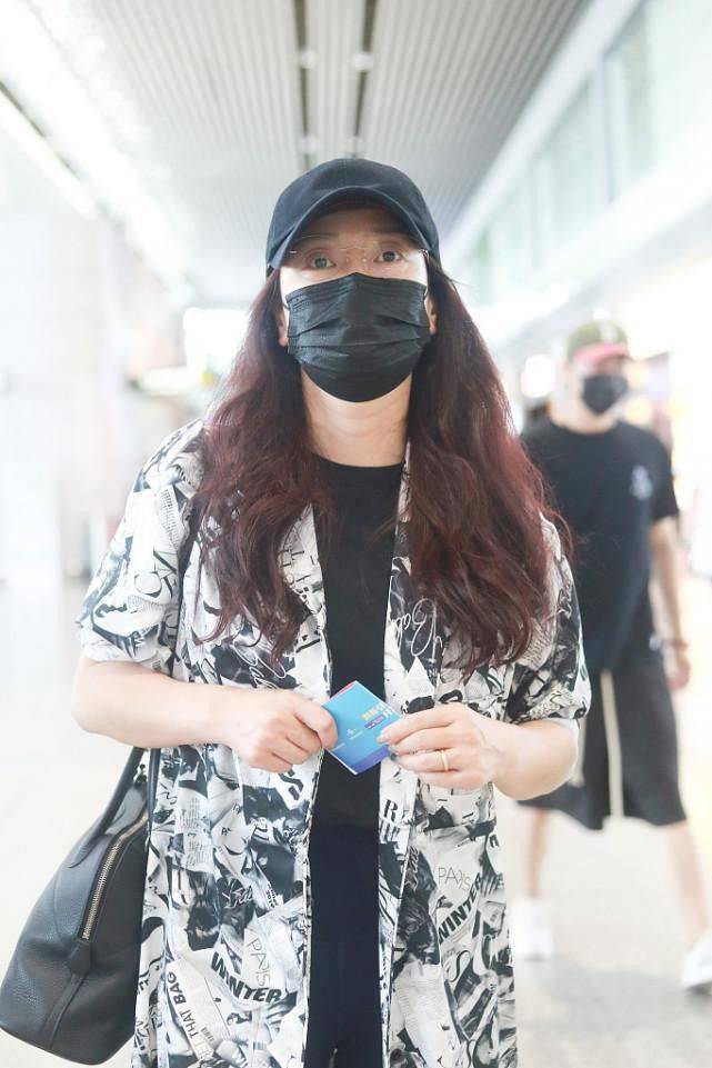 一身|玲花可不像是中年人，穿欧美风印花外套挺潮的，素颜也难掩自信