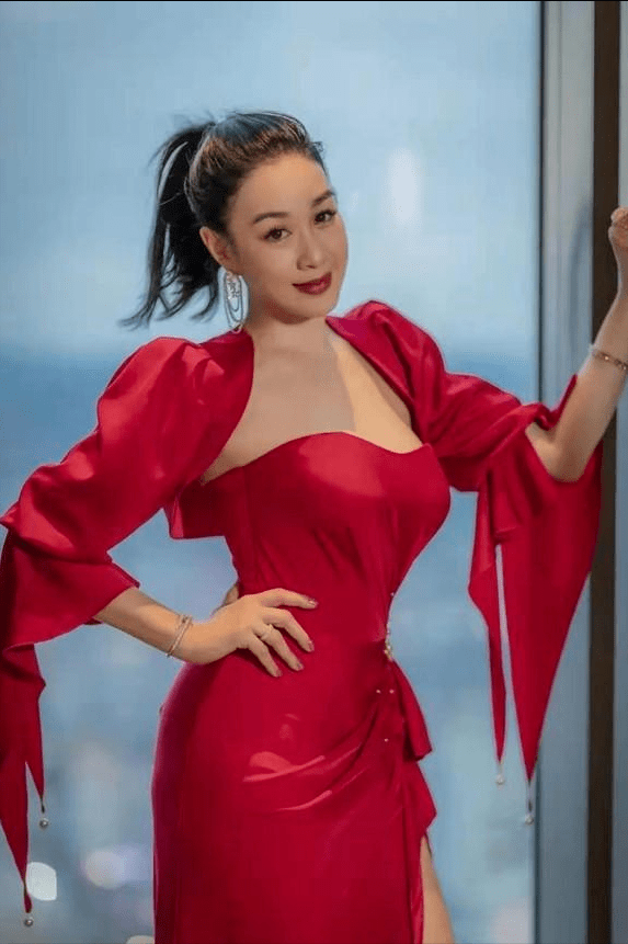 公婆|真替钟丽缇捏把汗，在公婆面前还这么敢穿，裙摆开叉短到大腿根了！