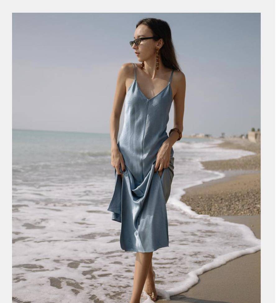 下岗|渣女裙下岗了！2021最流行穿“仙女缎面裙”，好看又高级！