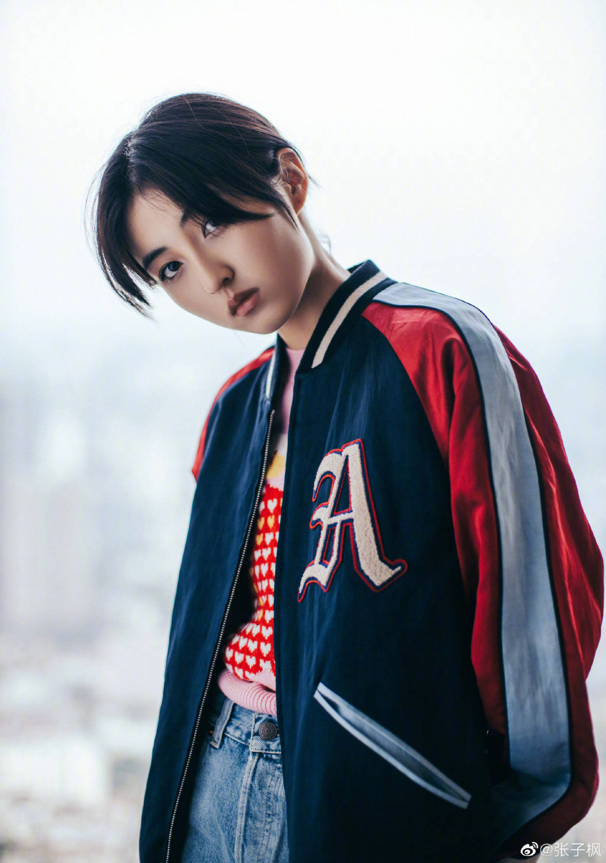 自拍|女明星拍照的两种状态,摆拍妆容精致还精修,自拍素颜且直男角度