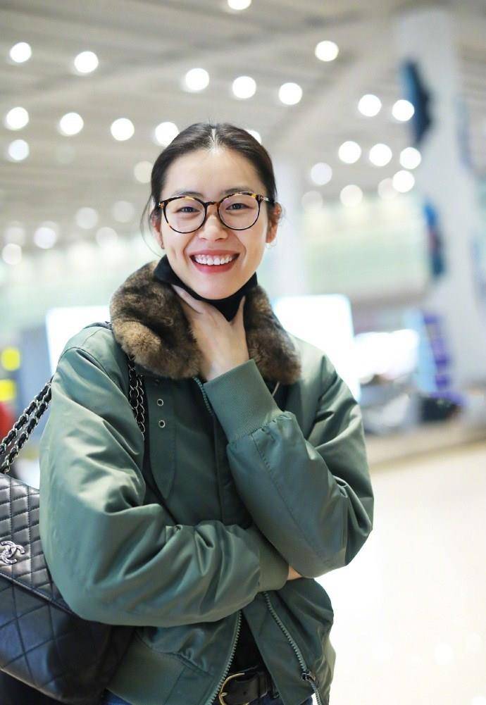 飞行服|刘雯是真怕冷，穿棉服配高领衫走机场，看到1万1短裤我真服了