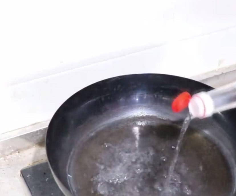下锅|荷包蛋下锅用热水好还是温水好？大多数人都煮错，难怪会破损