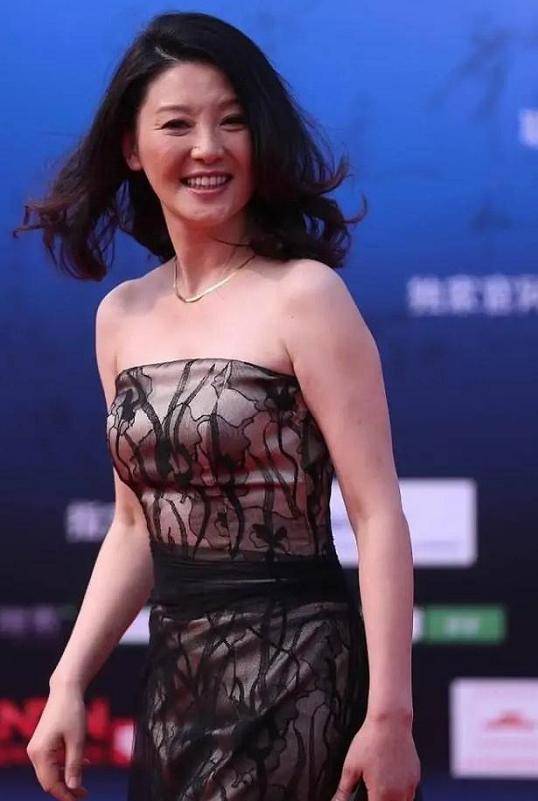 身材|徐帆难得高调秀身材，一袭抹胸连衣裙优雅温柔，女神范十足