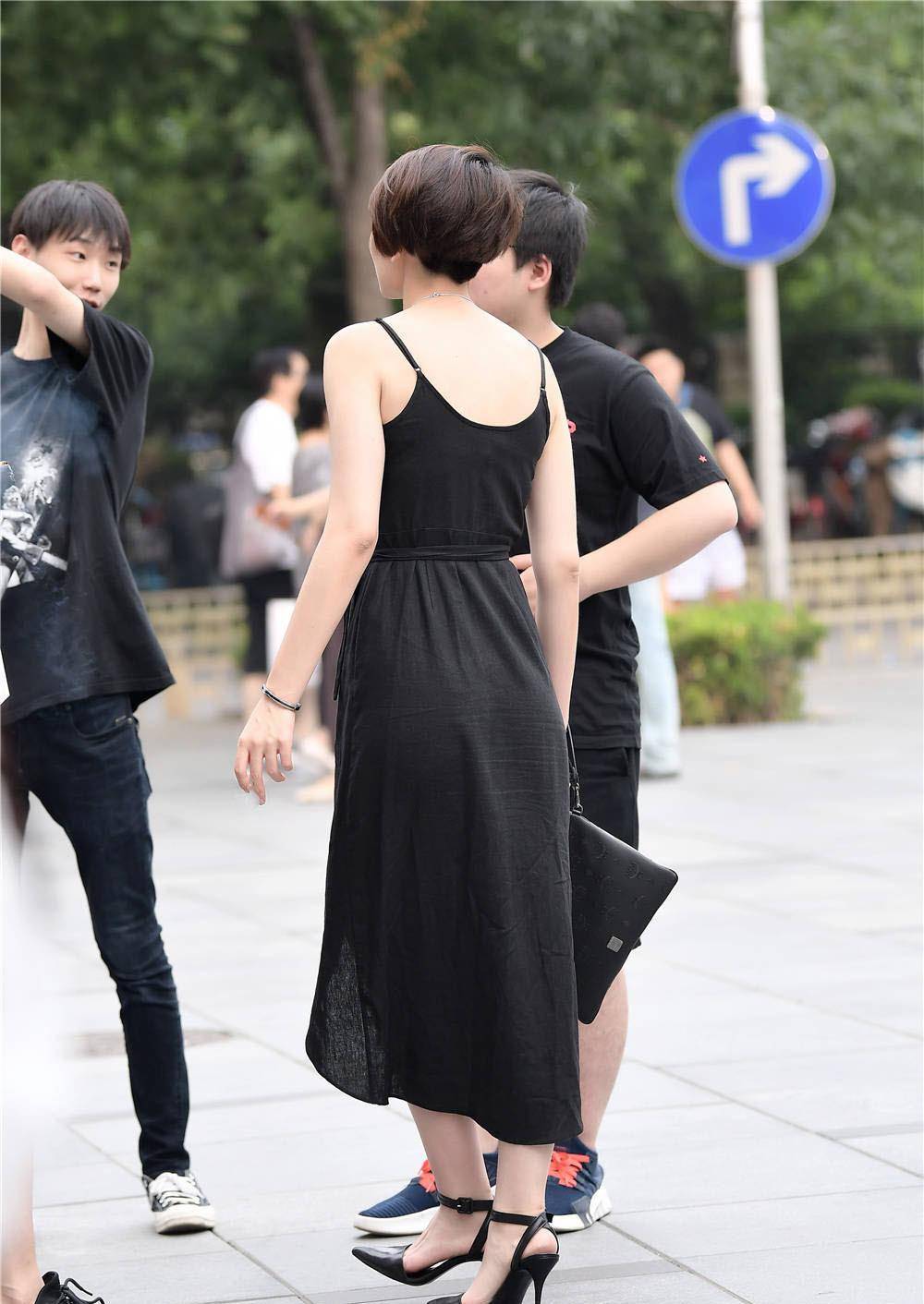 身材|黑色尖头细跟鞋，搭配吊带连衣长裙，不规则的宽松裙摆，优雅大气