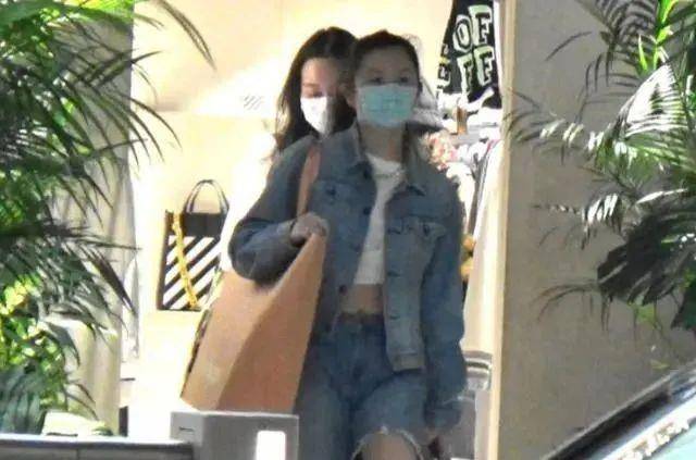 沈日|邱淑贞17岁二女儿穿露脐装，身材很火辣，但脸大眼睛小更像爸爸
