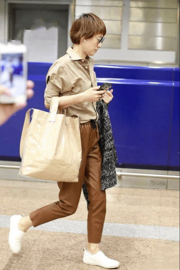 黑色|马伊琍真会穿,棕红色头发配同色皮裤走机场,挎个大麻袋都好时髦