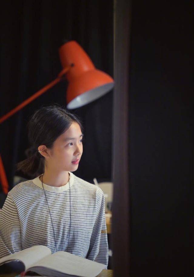 条纹|15岁黄多多颜值爆表！开衫配T恤更美过女明星，扎低马尾神似孙莉