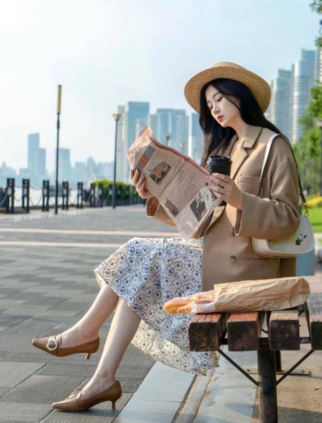 驼色|秋天驼色西装外套搭配打底碎花裙清清爽爽，高级又很温柔的颜色