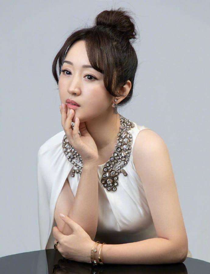 身材|杨钰莹不安分，49岁扎丸子头强凹少女感，“胯宽”却让她显胖不少